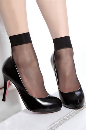Klasické dámské matné silonkové ponožky. Vyšší lem a zesílená špička. Materiál: 95% polyamid, 5% elastan