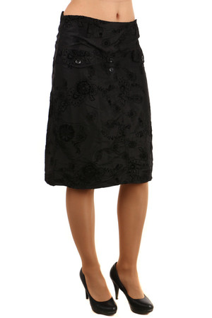 Elegantní dámská sukně s jemným květinovým vzorem. Zapínaní na zip na straně sukně. Materiál: 100% polyester