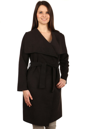 Prodloužený dámský kabát v zavinovacím střihu. Ušitý z lehkého fleece materiálu. Jednoduchý minimalistický styl.
