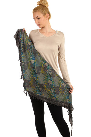 Trojcípý šátek s potiskem květin. Materiál: 70% polyester, 30% bavlna.