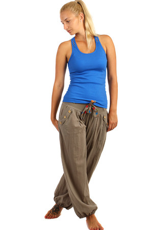 Pohodlné volné dámské kalhoty - harémky s ozdobným páskem a knoflíky. Široká paleta barev. Lehká tkanina volného