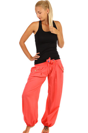 Pohodlné volné dámské kalhoty - harémky s ozdobným páskem a knoflíky. Široká paleta barev. Lehká tkanina volného