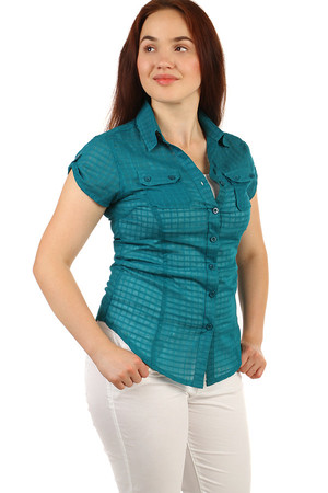 Jednobarevná dámská košile s krátkým rukávem. Lehce transparetní materiál. Zapínání na knoflíčky. Materiál: