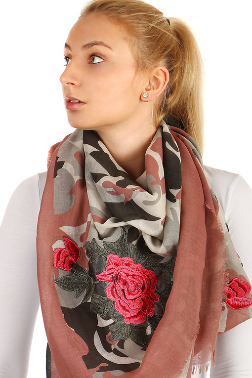 Vzorovaný šátek s růžemi