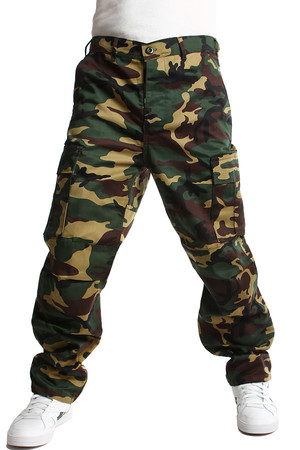 Dlouhé pánské kalhoty s army potiskem. zapínání na knoflíky v pase nastavitelné pásky pásky na stažení kolem