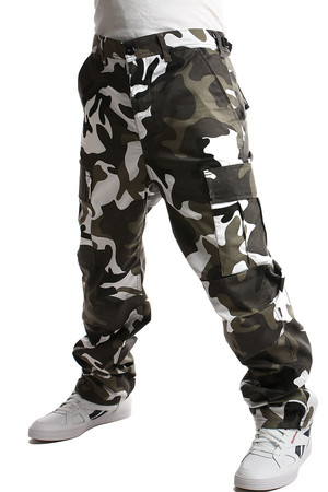 Dlouhé pánské kalhoty s army potiskem. zapínání na knoflíky v pase nastavitelné pásky pásky na stažení kolem