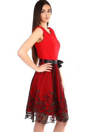 Společenské šaty s tylovou vyšívanou sukní a stuhou v pase. Materiál: 95% polyester, 5% elastan.