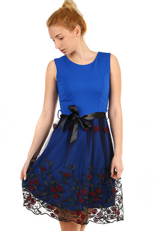 Společenské šaty s tylovou vyšívanou sukní a stuhou v pase. Materiál: 95% polyester, 5% elastan.