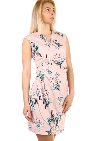 Zavinovací krátké dámské šaty s květinovým potiskem. Vhodné na léto i do společnosti. Materiál: 95% polyester, 5%
