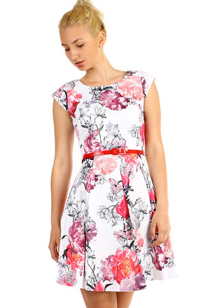 Áčkové dámské krátké šaty s květinovým potiskem a červeným páskem. Zapínání na zip (na zádech). Až do