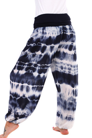 Pohodlné dámské volné kalhoty s batikovaným vzorem. Ušité ze splývavého materiálu volného střihu a velice