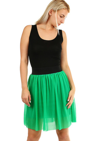 Dámská krátká zelená sukně nařasená do pružného pasu, který má výšku 6 cm. Sukně má spodničku nad kolena -