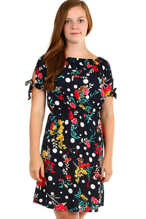 Dámské krátké letní šaty s květinovým vzorem. Ozdobné vázání na rukávech, v pase a ve výstřihu guma.