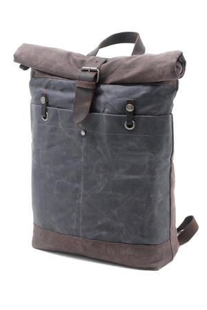 Vintage rolovací prostorný batoh ze silnějšího plátna. Hlavní oddíl je na zip, dá se libovolně srolovat a připnout