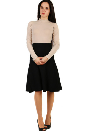 Dámská černá jednobarevná sukně áčkového, rozšiřujícího se střihu, v délce ke kolenům. Je ušitá z