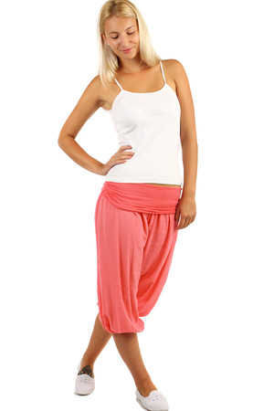 Pohodlné capri harémové kalhoty pro volný čas. Provedení v různých pastelových barvách. Splývavá tkanina volného