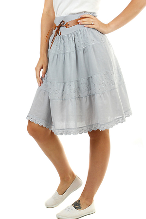 Letní bavlněná jednobarevná dámská sukně áčkového střihu v délce ke kolenům s romantickou krajkou. Pružný pas