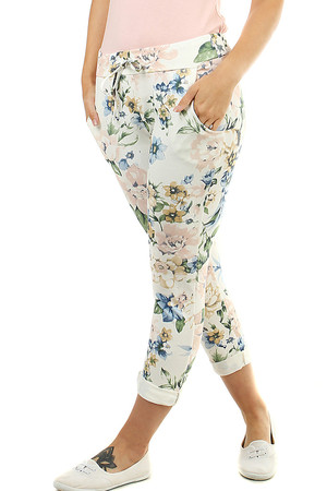 Dámské bavlněné kalhoty ve zkrácené délce, v bílé barvě s barevnými vzory květin. S normální výškou sedu, v