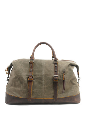 Velká cestovní taška z plátna s detaily z pravé hovězí kůže v módním retro designu. Hlavní oddíl se zapíná na