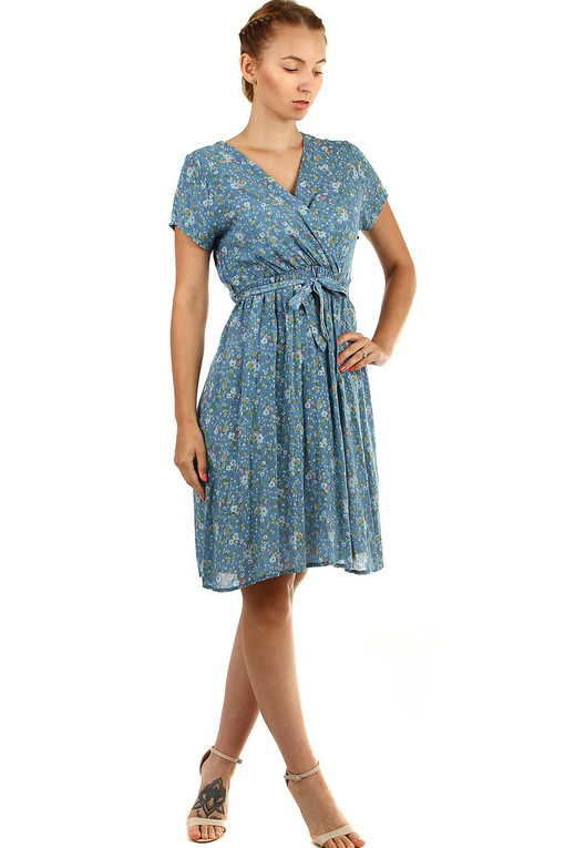 Letní dámské šaty nad kolena retro vzhled