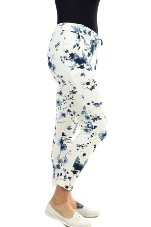 Dámské bavlněné kalhoty ve zkrácené délce, ve smetanově bílé barvě s modrým vzorem květin. S normální výškou