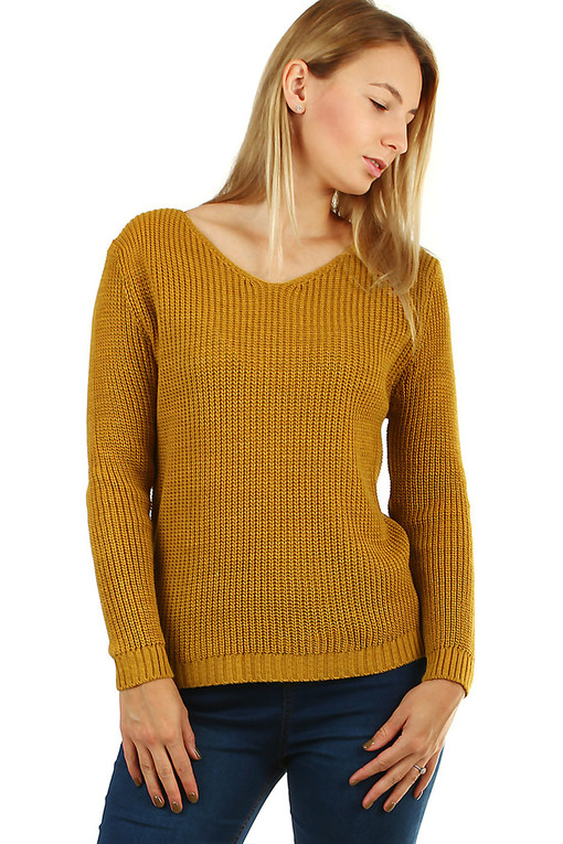 Pletený svetr s průstřihy na zádech