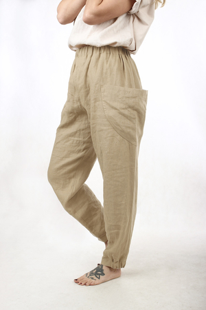 Příjemné lněné kalhoty z lehkého přírodního, tkaného materiálu s praktickými velkými postranními kapsami. V