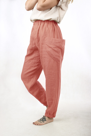 Příjemné lněné kalhoty z lehkého přírodního, tkaného materiálu s praktickými velkými postranními kapsami. V