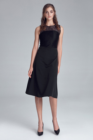 Velmi elegantní černé šaty s příměsí viskózy lze nosit k mnoha příležitostem. Doplňte džínovou bundou do