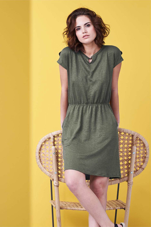 Jemné dámské šaty ze 100 % organického lnu od německého výrobce LIVING CRAFTS, jsou jako stvořené na léto. Díky