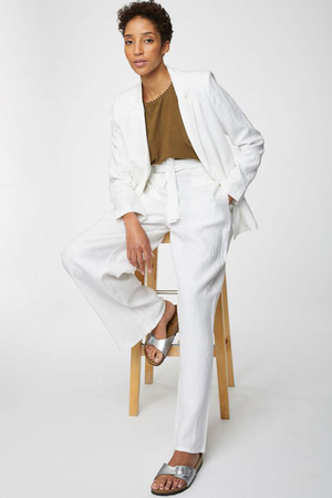 Pohodlné dámské kalhoty v bílé barvě ze 100% přírodního měkkého konopí jsou pro své chladivé vlastnosti vhodné