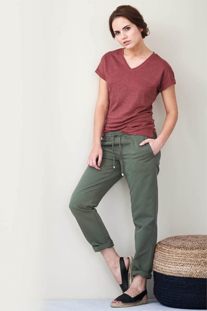 Pohodlné dámské kalhoty jsou vyrobené ze lnu a z bavlny v bio kvalitě pod německou značkou udržitelné módy Living