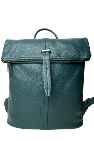 Stylový městský batoh z pravé kůže s dekorativní přezkou v retro stylu je vkusný dárek. Přeložení se odklápí