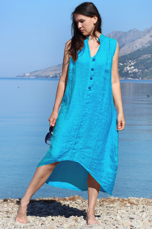 Originální jednobarevné dámské letní šaty z přírodního 100% lnu v praktické midi délce bez rukávů. Šaty mají