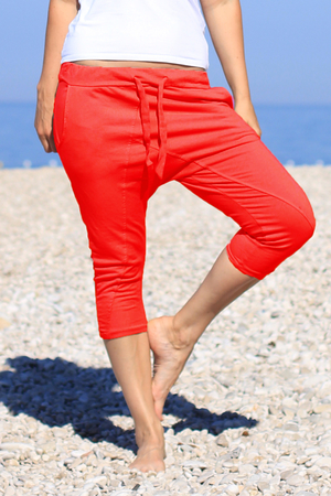 Dámské jednobarevné bavlněné kalhoty s mírně sníženým rozkrokem v 3/4 délce . V pase je pružná guma a šňůrka,