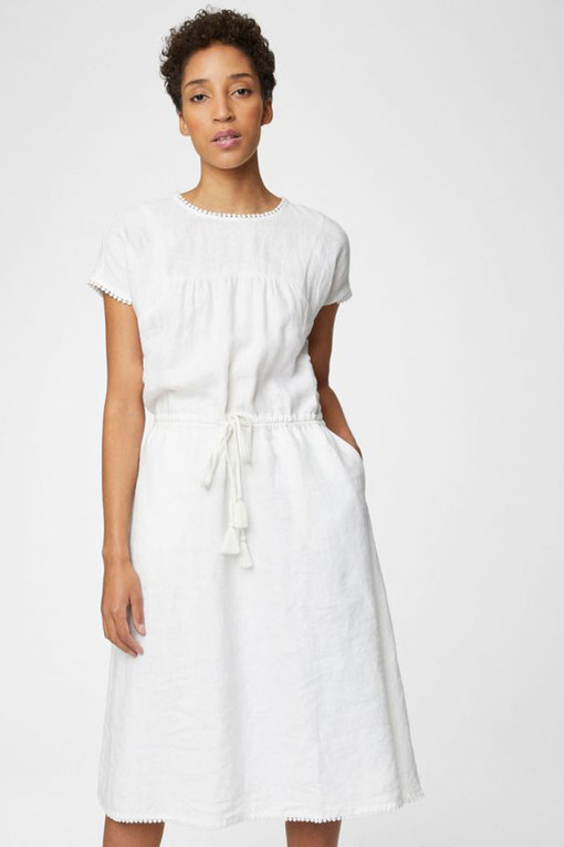 Pohodlné bílé šaty s krátkým rukávem