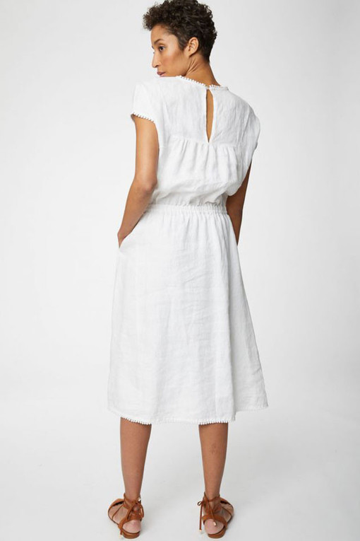 Pohodlné bílé šaty s krátkým rukávem