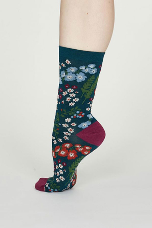 Veselé ponožky s drobnými kvítky v klasické délce pro ženy nebo dívky, pocházejí z produkce anglické ekologické