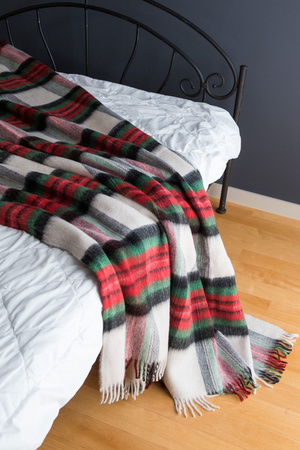 Zabalte se do měkké a příjemné deky v oblíbeném kostkovaném provedení, která zútulní každý domov. Přírodní