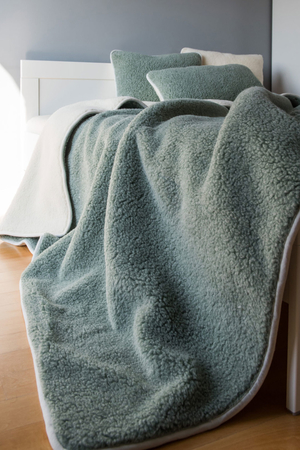 Hřejivá oboustranná deka ze 100% merino vlny Vám zajistí dokonalý odpočinek a pohodlí. Přírodní deka ze dvou