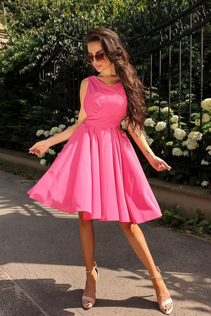 Jednobarevné šaty s lehkou vrchní látkou zaujmou na první pohled. Mají dva dlouhé cípy na přední části topu,