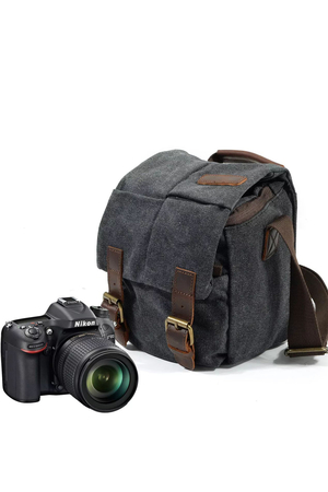 Malá voděodolná taška na fotoaparát s koženými detaily pro Vaše toulání. Plátěná fotobrašna má kompletně