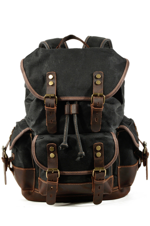 Velký cestovní batoh s koženými doplňky potěší příznivce retro stylu, kteří mají zároveň rádi nadčasovou