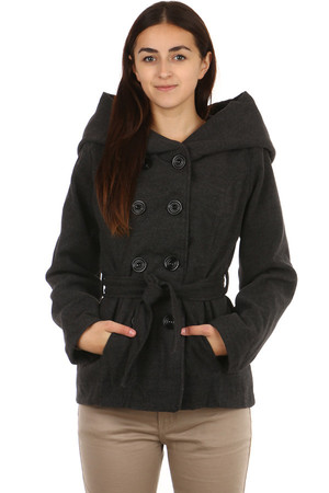 Krátký flaušový dámský kabátek s velkou kapucí. Kapsy vpředu. Zapínání na knoflíky a pásek. Vhodný na podzim a