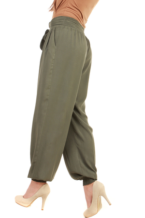 Elegantní, volné dámské kalhoty v harémovém stylu mají nohavice zakončené gumičkami. Pohodlí dodává i