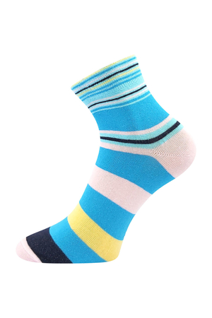Dámské, slabé ponožky s veselými proužky pro každodenní nošení od tradiční značky Boma. Ponožky mají