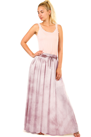 Dámská letní batikovaná maxi sukně s ozdobným páskem. Sukně má všitou krátkou spodničku a pružný, žebrovaný