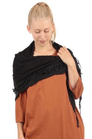 Elegantní dámský šátek ve tvaru rovnoběžníku můžete uvázat mnoha způsoby. Přeložený je lemovaný kytičkami a