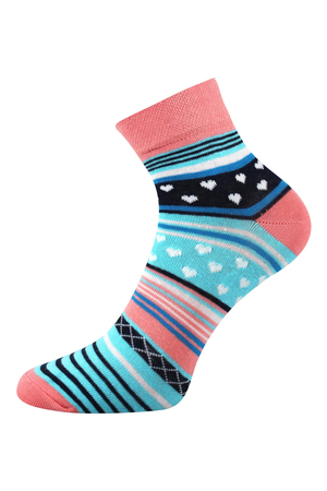 Barevné, slabé ponožky od české značky Boma s velkým podílem bavlny, mají pružný, nesvíravý lem, jednobarevnou