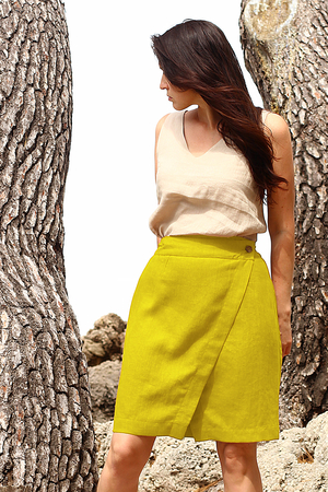 Kratší verze zavinovací lněné sukně Lotika je navržená i šitá s láskou k přírodě v Podkrkonoší. Vyrobená z